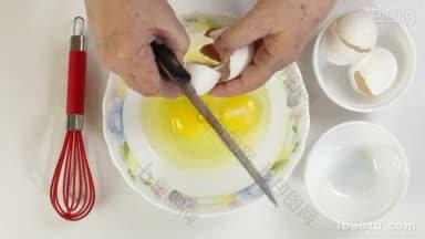 厨房里，女人的手在打鸡蛋